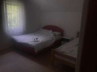 Гостевой дом Guest House Kollata Vusanje Двухместный номер с двуспальной кроватью и дополнительной кроватью-2